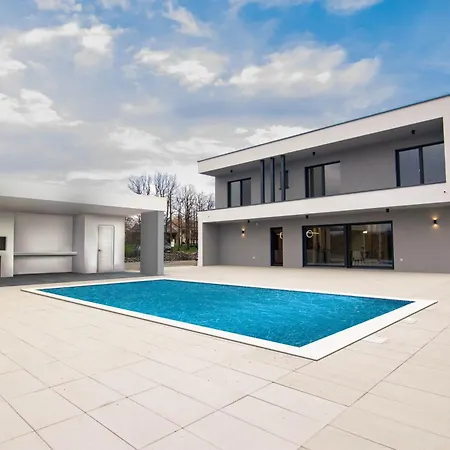 Villa Oasis For With Heated Pool