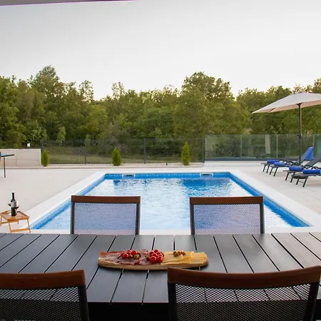 Holiday home Oasis For With Heated Pool *