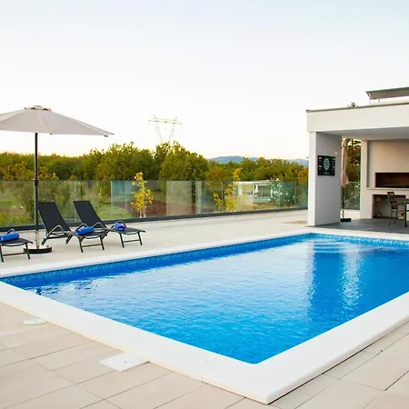 Holiday home Oasis For With Heated Pool