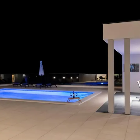Holiday home Oasis For With Heated Pool