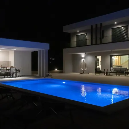 Holiday home Oasis For With Heated Pool