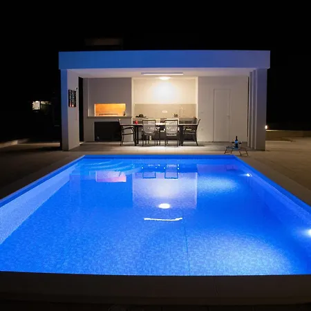 Holiday home Oasis For With Heated Pool *